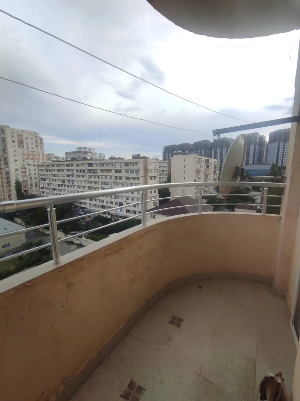 Paslanmayan poladdan hazırlanan keçid baryeri / yönləndirici məhəccər