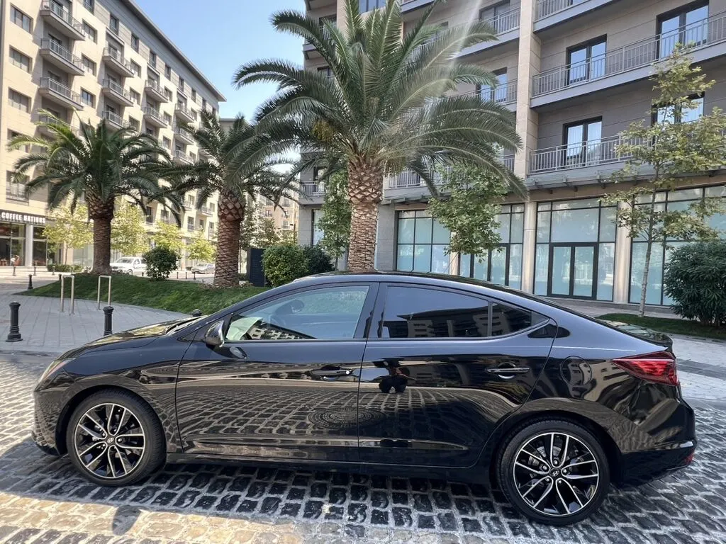 Hyundai Elantra: 2 l | 2018 il Sedan