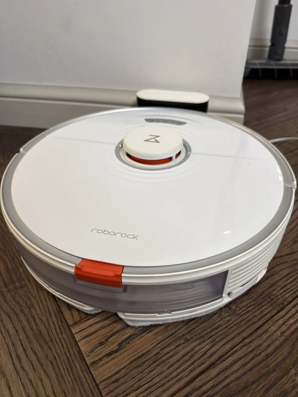 Az iwlenib ela veziyyetdedir Roborock ağıllı robot tozsoran və yuyucu