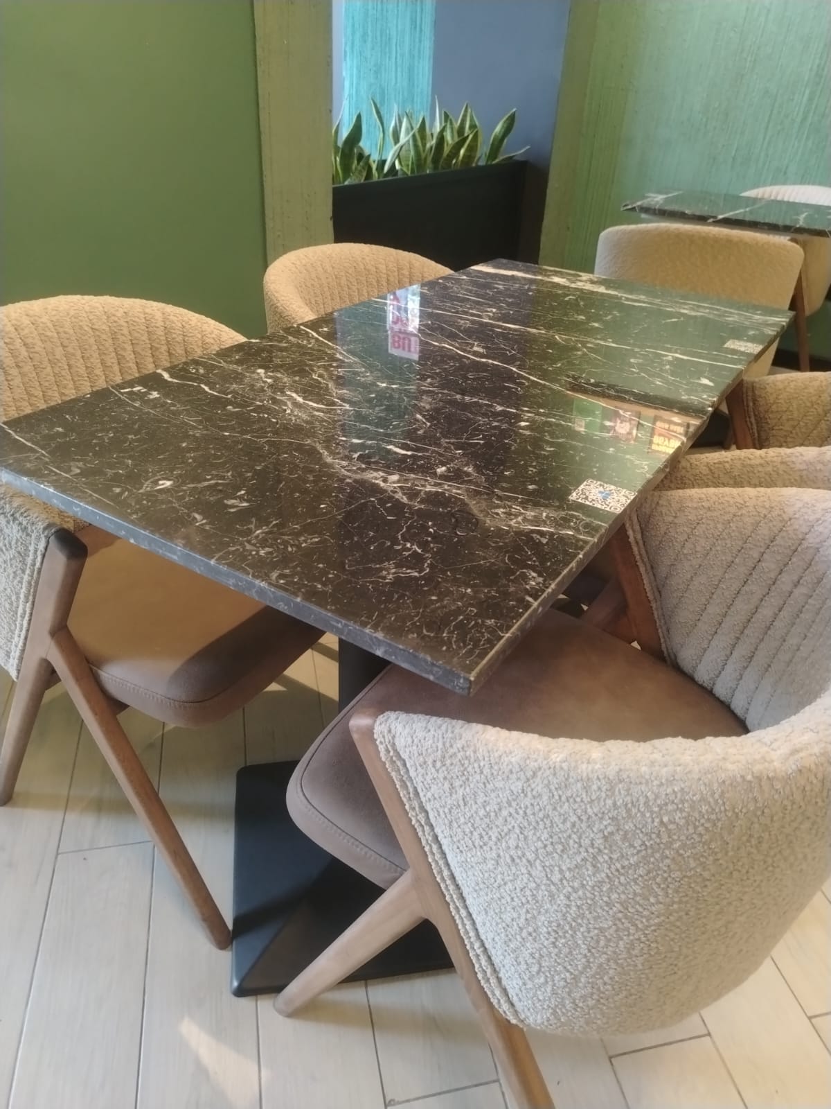 Restoran üçün Masa dəsti satılır.