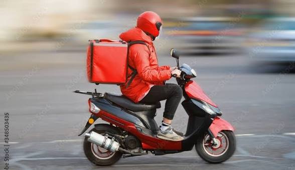 Motokuryer tələb olunur