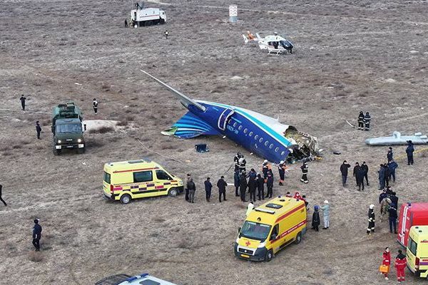 Qroznıya uçan təyyarənin pilotları Aktauda qurbanları belə yad etdi