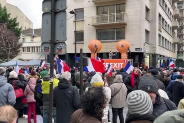 Parisdə Fransanın Aİ-dən çıxmasının tərəfdarları İttifaqın bayrağını cırıblar