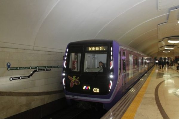 “Ulduz” metrostansiyasında sərnişin relsin yüzərinə düşüb